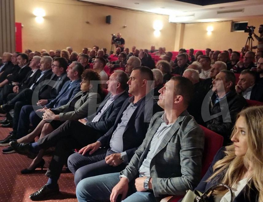 ИСТОЧНО НОВО САРАЈЕВО, 27. АПРИЛА /СРНА/ - У Културном центру Источно Ново Сарајево данас је уприличена академија у оквиру вишедневне манифестације "Дани одбране Илиџе 2025" с циљем чувања сјећања на херојство и патриотизам по чему су се препознавали Илиџанци, али и жељом да се младим генерацијама пренесу праве људске вриједности које су красиле становништво и борце Српске Илиџе.