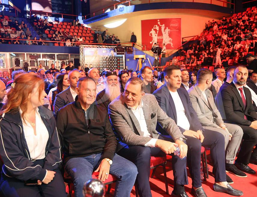 БАЊАЛУКА, 27. АПРИЛА /СРНА/ - Предсједник Републике Српске Милорад Додик у спортској дворани "Борик" у Бањалуци прати велики спектакл у профи боксу Међународне боксерске асоцијације /ИБА/ "Ноћ шампиона", гдје ће се Сара Ћирковић борити за свјетску професионалну титулу.