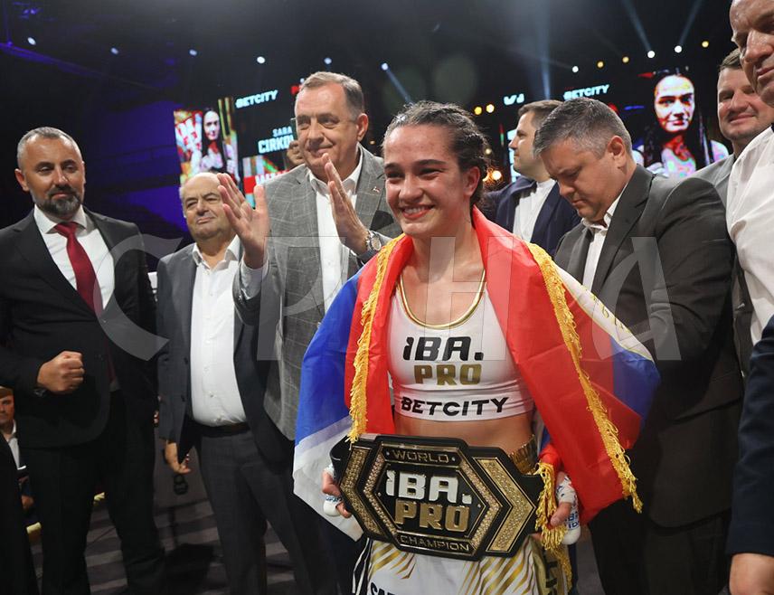 БАЊАЛУКА, 27. АПРИЛА /СРНА/ - Актуелна сениорска и омладинска шампионка Европе у боксу Сара Ћирковић, која се вечерас окитила и свјетском професионалном титулом, рекла је да је меч у Бањалуци против Францускиње Роман Муле био до краја неизвјестан и захвалила бројној публици за огромну подршку.