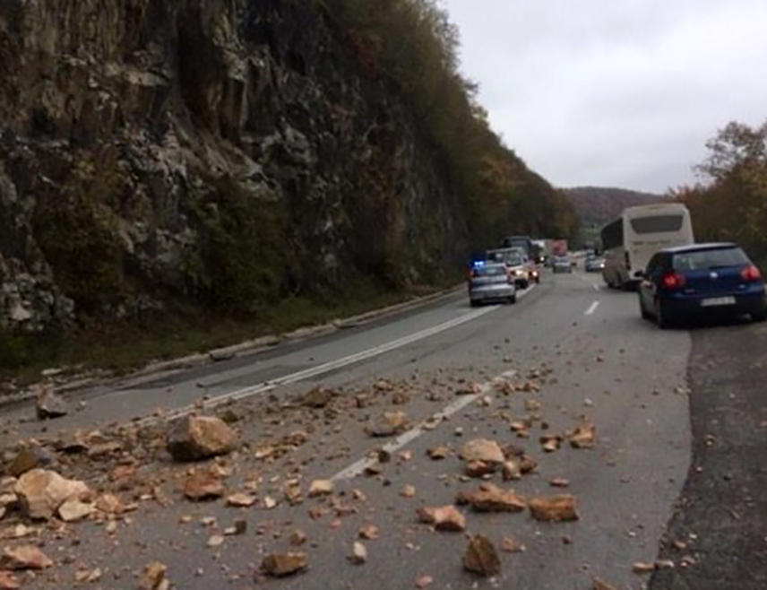 БАЊАЛУКА, 28. АПРИЛА /СРНА/ - У Републици Српској и Федерацији БиХ коловози су јутрос мјестимично влажни, а на дионицама у усјецима повећана је опасност од одрона.