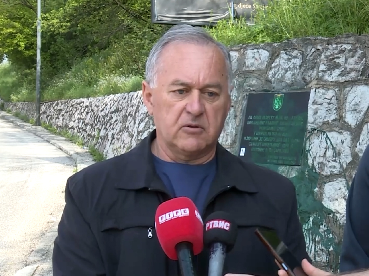 ИСТОЧНО НОВО САРАЈЕВО, 28. АПРИЛА /СРНА/ - Предсједник Борачке организације општине Источно Ново Сарајево Драгиша Тушевљак изјавио је, поводом скрнављења спомен-плоче на Врацама, да је жеља Бошњака да се изазове већи инцидент, те истакао да је суживот са њима постао немогућ.