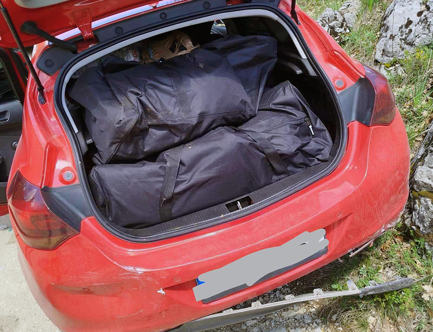 ТРЕБИЊЕ, 28. АПРИЛА /СРНА/ - У великој акцији требињске полиције одузето је око 93 килограма марихуане која је пронађена у гепеку аутомобила, у спортским торбама, сазнаје Срна.