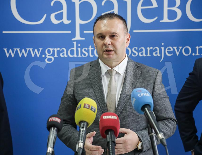 САРАЈЕВО, 28. АПРИЛА /СРНА/ - Градоначелник Источног Сарајева Љубиша Ћосић нада се да ће починиоци нановијег скрнављења спомен-плоче на Врацама одговарати, истичући да овај случај највише говори о другој страни с обзиром на то да нити један Србин не иде у Сарајево да уништава плоче о бошњачком виђењу историје.