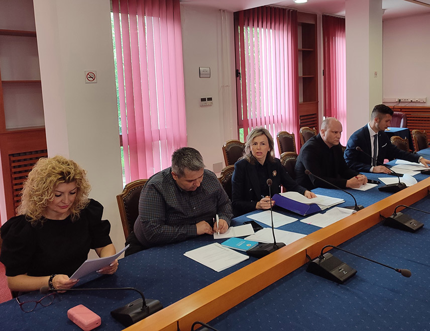 БАЊАЛУКА, 28. АПРИЛА /СРНА/ - Надлежна комисија Народне скупштине Републике Српске донијела је данас одлуку о расписивању јавног конкурса за избор главног ревизора и замјеника главног ревизора Српске.