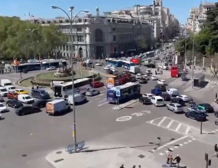 МАДРИД, 28. АПРИЛА /СРНА - РИА Новости/ - Прекид испоруке струје у Шпанији довео је до прекида жељезничког саобраћаја широм земље, саопштено је из националне мреже "Ренфе".