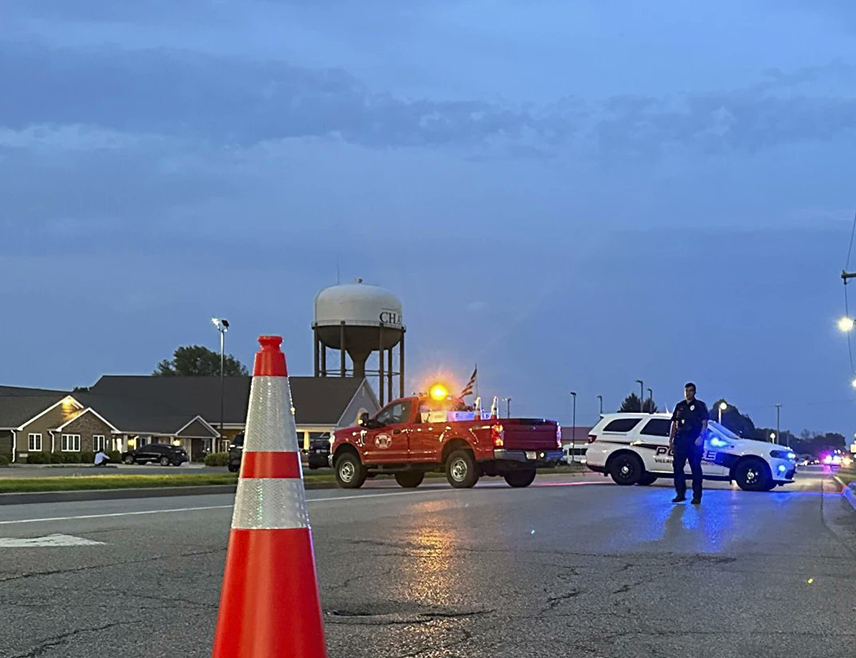 СПРИНГФИЛД, 29. АПРИЛА /СРНА/ - Најмање четворо људи погинуло је када је возач улетио аутомобилом у зграду током продуженог боравка у школи у америчком граду Четаму, код Спрингфилда, у савезној држави Илиноис, саопштила је полиција.