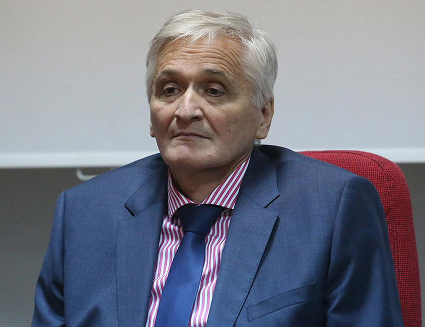 САРАЈЕВО, 29. АПРИЛА /СРНА/ - Нацрт споразума који је у Требињу креирала и промовисала опозиција из Републике Српске писан је по налогу и диктату СДА, тачније у проширеном бошњачком клубу Дома народа Парламентарне скупштине БиХ, изјавио је Срни предсједавајући овог дома Никола Шпирић.