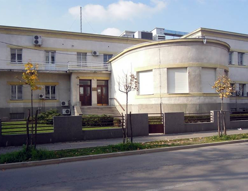 У Српској поуздано живи 13 врста змија, међу којима три отровнице - поскок, шарка и планински шарган. Змије никада не нападају човјека и увијек ће покушати да побјегну или остану непримијећене. Угриз се дешава само ако човјек случајно нагази на њу или је намјерно испровоцира