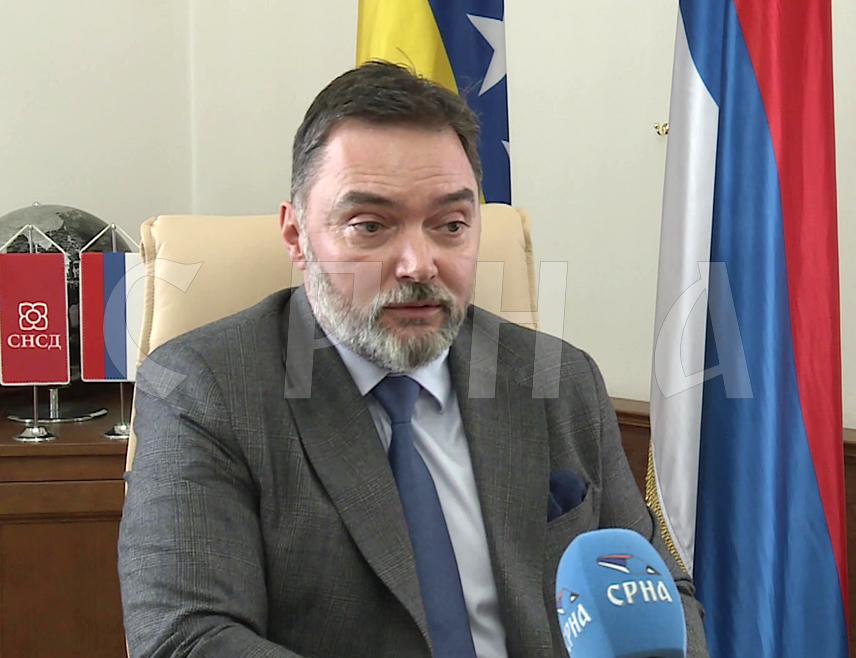 ИСТОЧНО САРАЈЕВО, 29. АПРИЛА /СРНА/ - Члан Предсједништва СНСД-а Сташа Кошарац истакао је да опозиција у Републици Српској не може добро да ради за Српску издајући српски национални интерес, газећи вољу њених грађана и истовремено извршавајући налоге Кристијана Шмита.