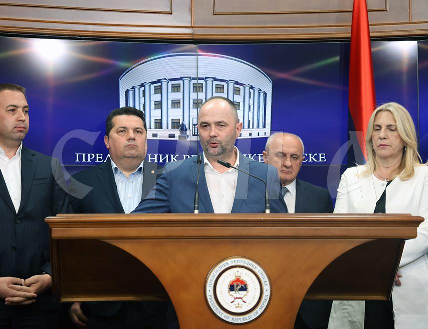 БАЊАЛУКА, 29. АПРИЛА /СРНА/ - Генерални секретар НПС-а Дико Цвијетиновић изјавио је да је дискриминаторска одлука Кристијана Шмита о забрани финансирања СНСД-а и Уједињене Српске из буџета, те поручио да ће у Народној скупштини Српске бити изгласан закон који ће све политичке партије ставити у равноправан положај.