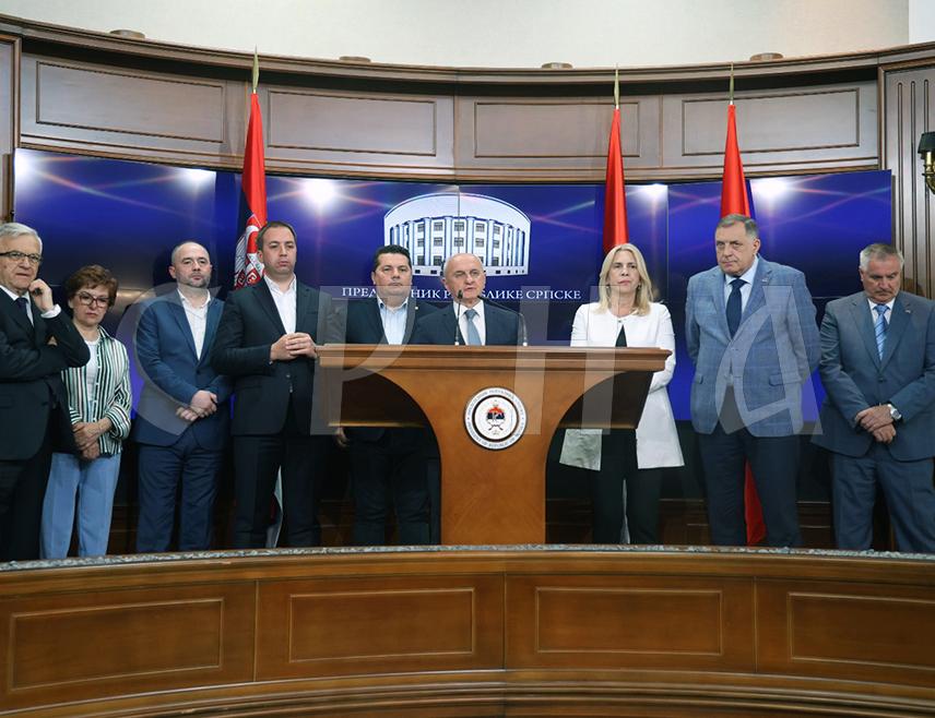 БАЊАЛУКА, 29. АПРИЛА /СРНА/ - Предсједник СП-а Петар Ђокић рекао је да је Кристијан Шмит, који себе проглашава високим представником, највећи је генератор политичке кризе у БиХ и својим потезима у протеклих неколико мјесеци нанио је највише штете БиХ.