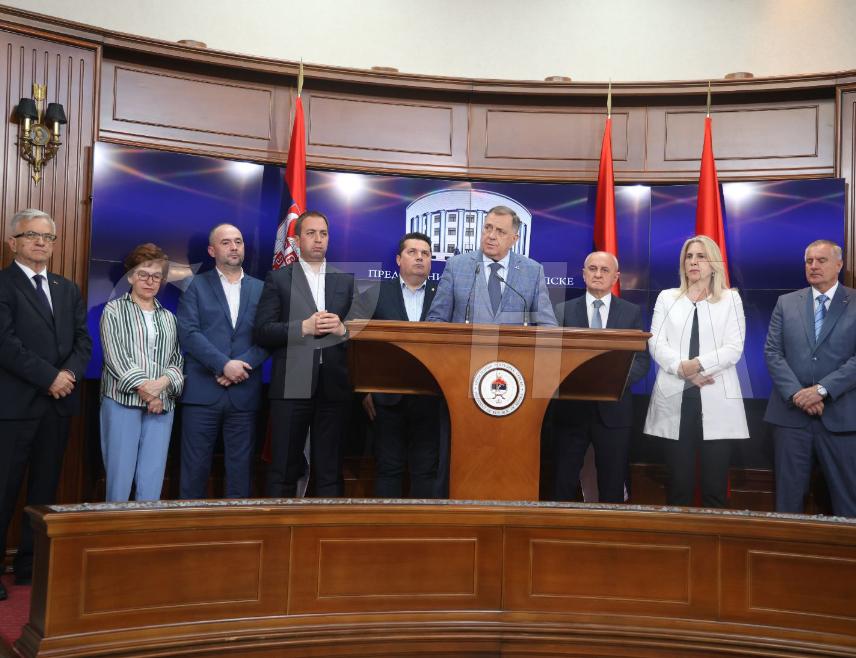 БАЊАЛУКА, 29. АПРИЛА /СРНА/ - Предсједник СНСД-а Милорад Додик најавио је да ће владајућа коалиција укинути Закон о финансирању политичких партија у Републици Српској истакавши да ће то важити и за СНСД и за друге партије.