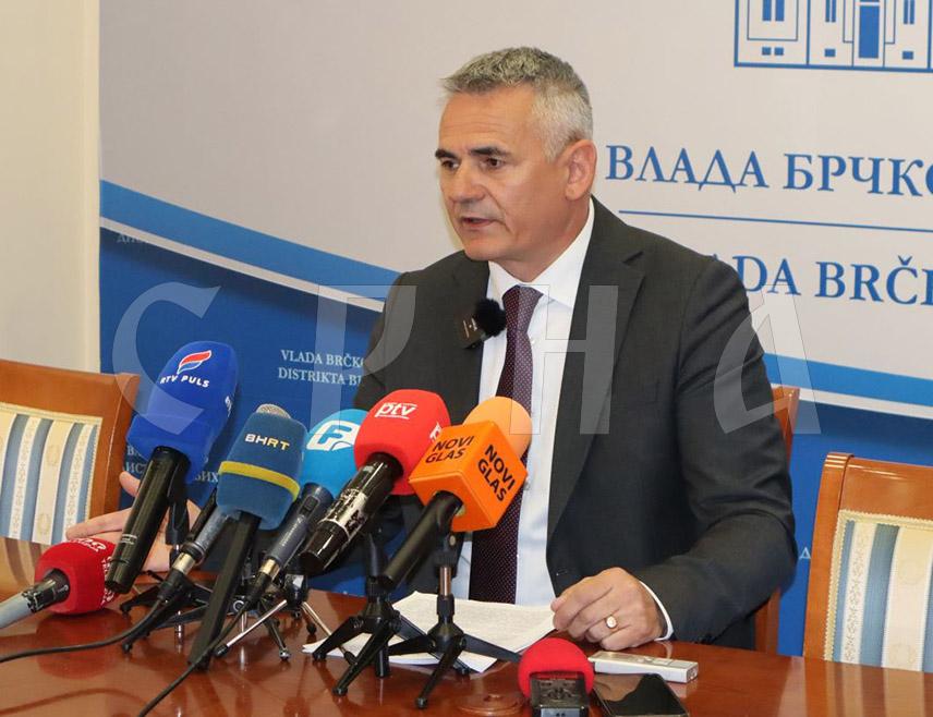 БРЧКО, 29. АПРИЛА /СРНА/ - Градоначелник Брчко дистрикта Синиша Милић изјавио је данас да је задовољан простигнутим резултатима његове Владе у првих 100 дана с обзиром на то да се никада до сада није радило у комплекснијим политичким околностима.