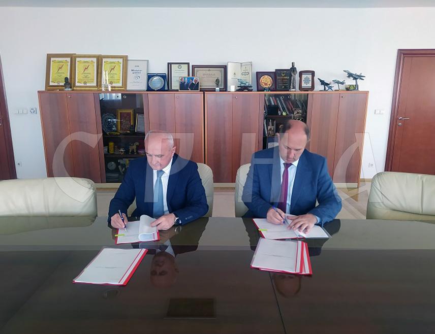 БАЊАЛУКА, 29. АПРИЛА /СРНА/ - Министар енергетике и рударства Републике Српске Петар Ђокић и вршилац дужности генералног директора "Електропривреде Републике Српске" Лука Петровић данас су у Бањалуци потписали уговор о концесији за изградњу и кориштење соларне фотонапонске електране "Требиње три" на подручју Требиња.