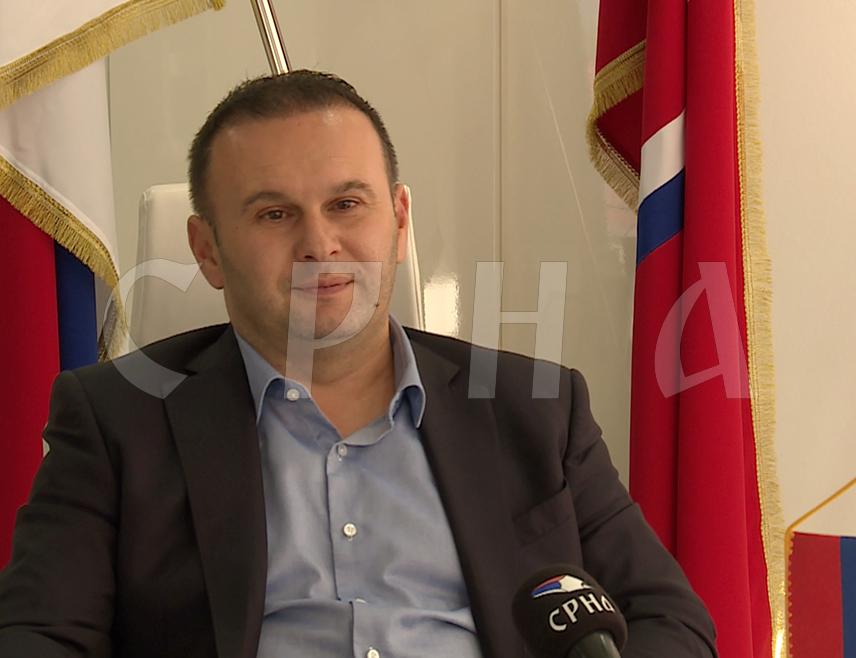 ИСТОЧНО САРАЈЕВО, 29. АПРИЛА /СРНА/ - Градоначелник Источног Сарајева Љубиша Ћосић реизабран је данас за предсједника Савеза општина и градова Републике Српске.