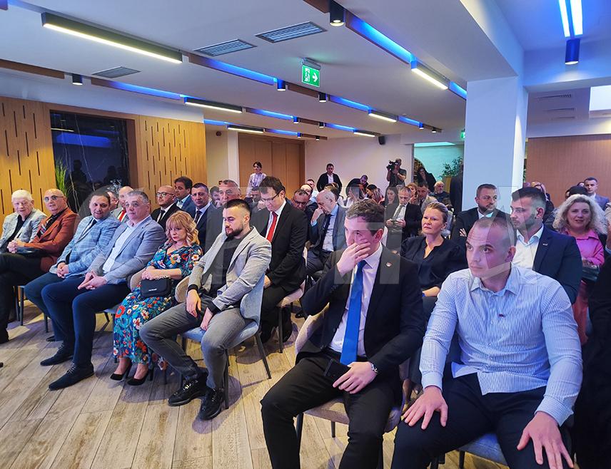 ИСТОЧНА ИЛИЏА, 29. АПРИЛА /СРНА/ - Свечана академија поводом Ђурђевдана, славе и Дана општине Источна Илиџа одржана је вечерас, те су додијељена признања заслужнима, повеља општине припала је хуманитарној организацији Срби за Србе која је помогла 3.500 породица.