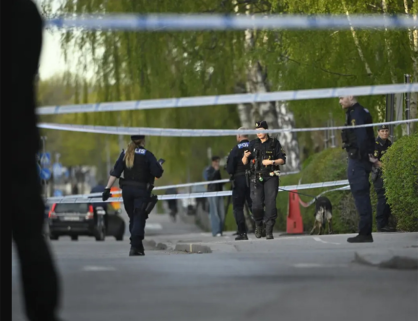 СТОКХОЛМ, 29. АПРИЛА /СРНА/ - Три особе убијене су данас у пуцњави у Упсали, саопштила је шведска полиција.