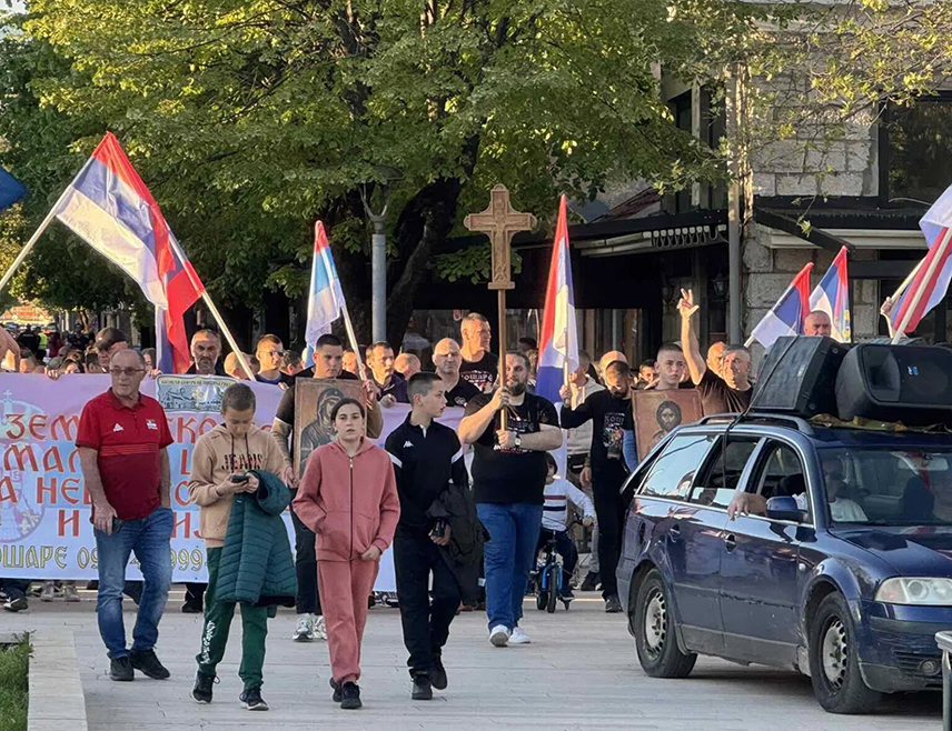 НИКШИЋ, 29. АПРИЛА /СРНА/ - Кошарска литија, организована у знак сјећања на битке на Кошарама и Паштрику 1999. године и на војнике СР Југославије, у којој је био велики број грађана прошла је вечерас кроз Никшић.