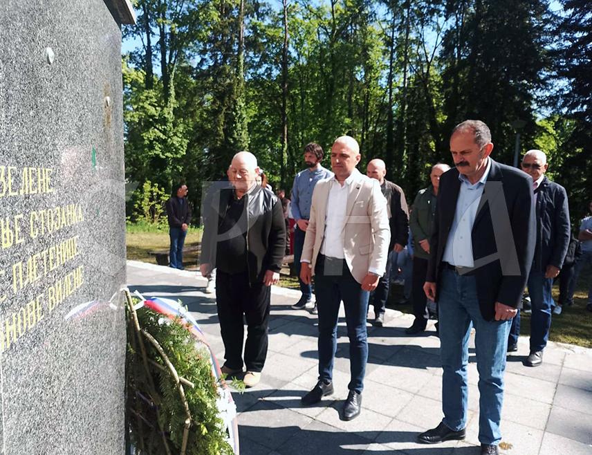 НОВИ ГРАД, 30. АПРИЛА /СРНА/ - Полагањем вијенаца код споменика Мајка партизанка и историјским часом, данас је у Новом Граду обиљежен Дан ослобођења ове општине у Другом свјетском рату.