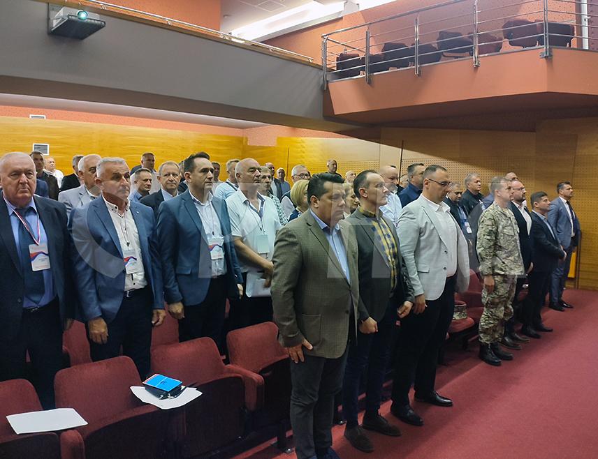 ГРАДИШКА, 30. АПРИЛА /СРНА/ - Предсједник Народне скупштине Републике Српске Ненад Стевандић рекао је данас да ће се заложити да у новом уставу Српске борци Војске Републике Српске добију заслужено мјесто, као и тековине њихове борбе за слободу у Одбрамбено-отаџбинском рату.