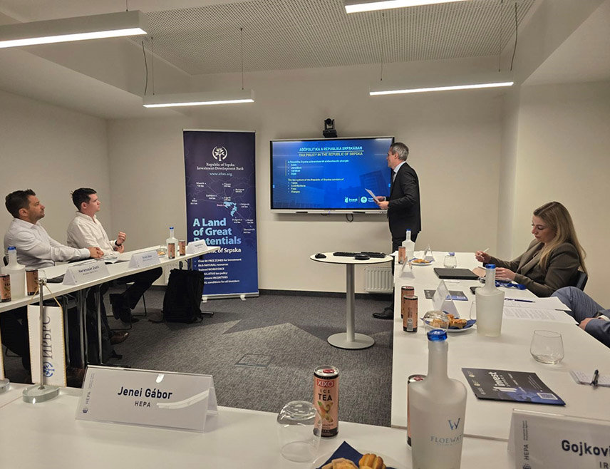 БАЊАЛУКА, 30. АПРИЛА /СРНА/ - Инвестиционо-развојна банка /ИРБ/ Републике Српске, у сарадњи са Агенцијом за промоцију извоза Мађарске /ХЕПА/, организовала је Инвестициони форум у Будимпешти на којем су мађарски привредници показали велико интересовање за улагања у Српску, посебно због њене стимулативне пореске политике.