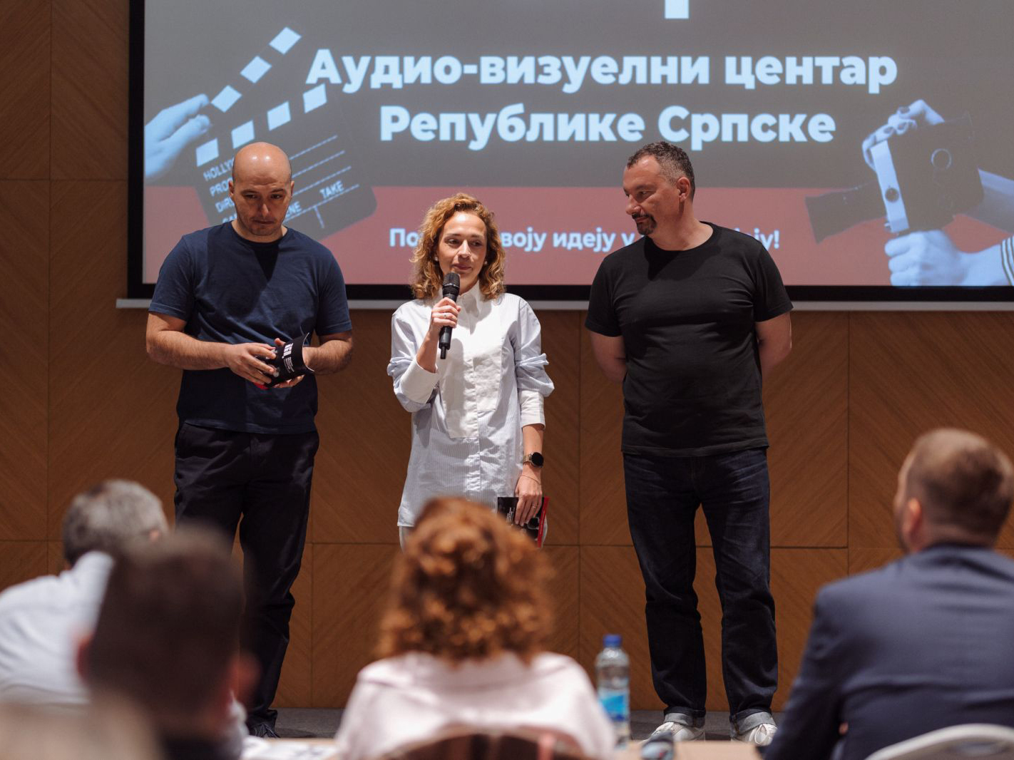 БАЊАЛУКА, 30. АПРИЛА /СРНА/ - Тим анимираног филма "Испод површине" Ивоне Бијелић и Маје Ћетојевић добио је новчану награду Аудио-визуелног центра Републике Српске у износу од 5.000 КМ за најбољу јавну презентацију, као и плакету за наклоност публике.