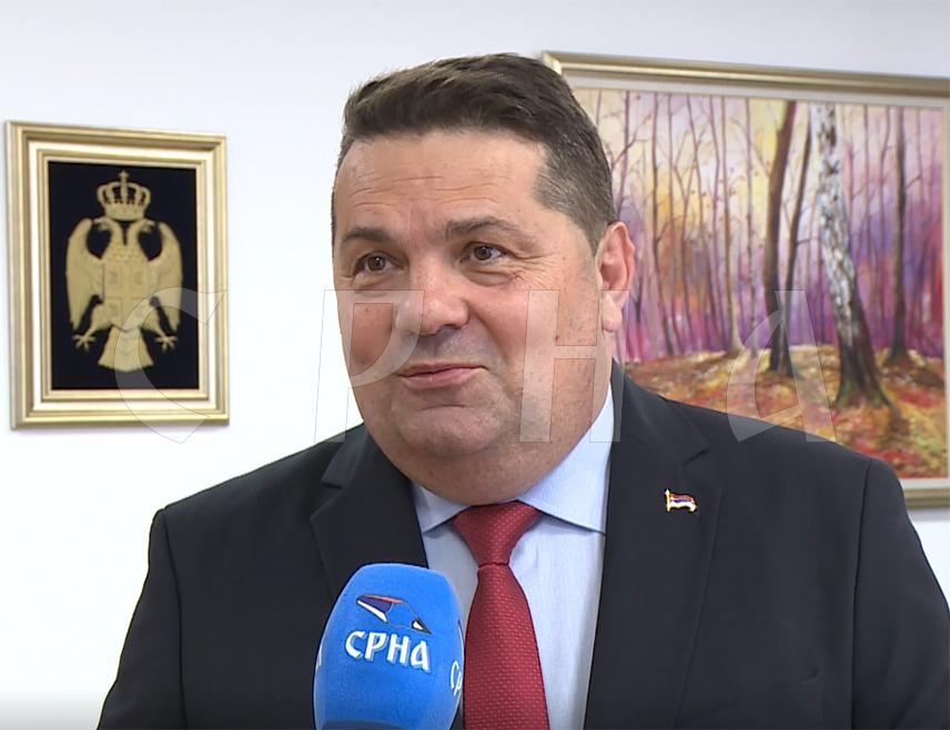 БАЊАЛУКА, 30. АПРИЛА /СРНА/ - Предсједник Народне скупштине Републике Српске Ненад Стевандић назвао је антиевропским саопштење аустријске Амбасаде о највишим званичницима Српске, оцијенивши да једна мала политичка партија у Аустрији, која ће брзо нестати, покушава да се мијеша у унутрашње ствари у БиХ.