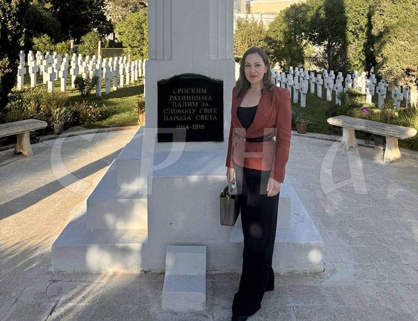 САРАЈЕВО, 30. АПРИЛА /СРНА/ - Нерезидентни амбасадор у Алжиру Бојана Кондић Панић посјетила је српско војничко гробље у Алжиру и одала почаст српским војницима који су тамо сахрањени.