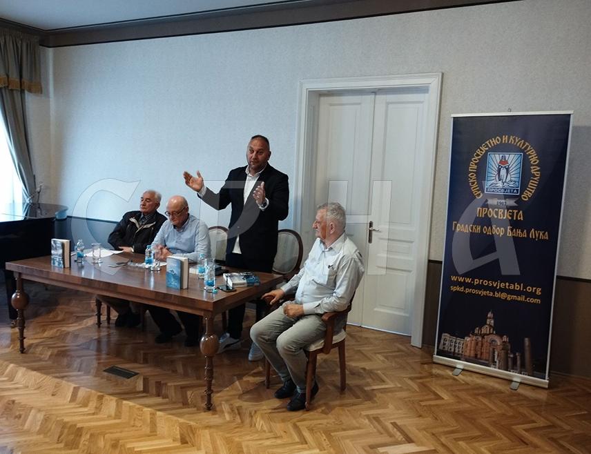 БАЊАЛУКА, 30. АПРИЛА /СРНА/ - Роман "Вријеме Гаврана" аутора Жељка Мандића, спада у ред најбољих књига о ономе што је у књижевности остало недоречено – трагедија српског народа у Републици Српској Крајини, истакнуто је на вечерашњој промоцији у Кући Милановића у Бањалуци.