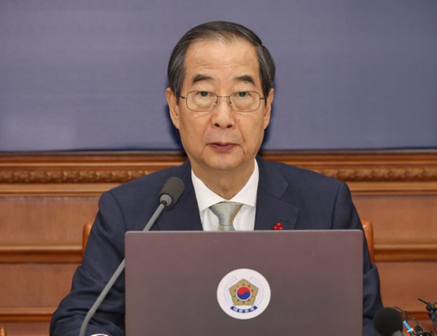 СЕУЛ, 1. МАЈА /СРНА/ - Премијер Јужне Кореје и вршилац дужности предсједника државе Хан Дук Су поднио је оставку, јавила је јужнокорејска новинска агенција Јонхап.