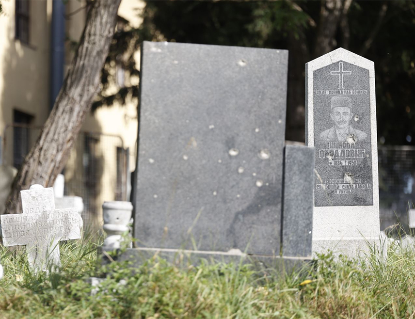 ЗАГРЕБ, 1. МАЈА /СРНА/ - Хрватски сабор усвојио је Закон о гробљима, којим се предвиђа уклањање српских споменика постављених послије 30. маја 1990. године, а ако то не ураде слиједе им казне до 5.000 евра.