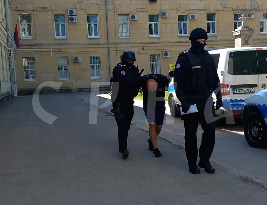 ТРЕБИЊЕ, 1. МАЈА /СРНА/ - Лице које се сумњичи за пљачку оптичарске радње у центру Требиња, након чега је ухапшено у Бијељини, предато је требињском Окружном јавном тужилаштву, сазнаје Срна.