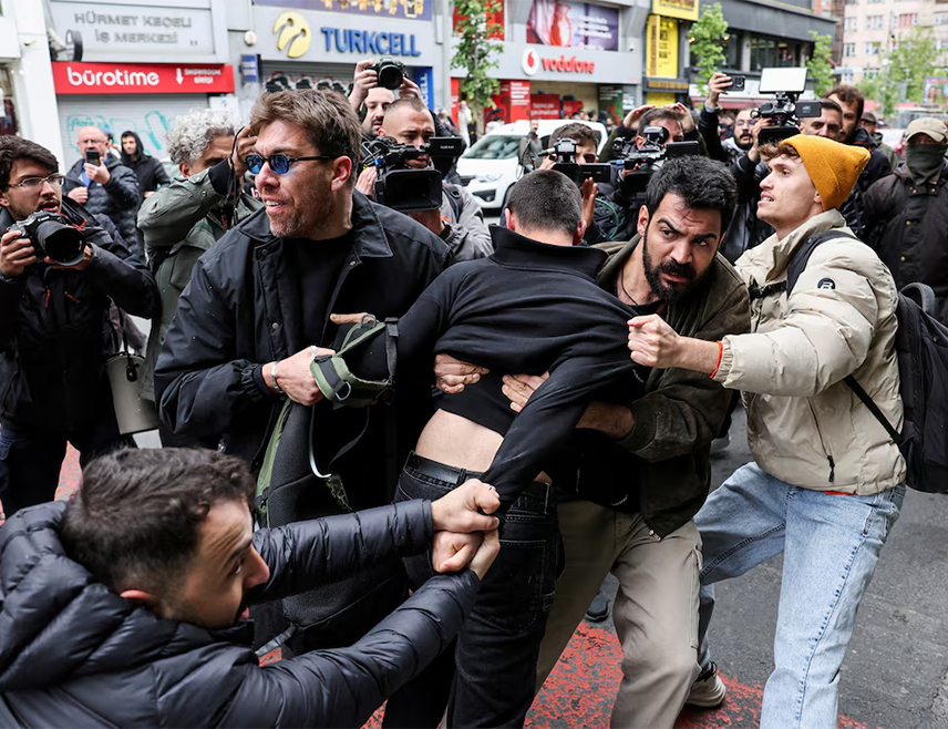 ИСТАНБУЛ, 1. МАЈА /СРНА-Ројтерс/ - Турска полиција интервенисала је током првомајских демонстрација у Истанбулу и привела више стотина људи након што су пркосили забрани окупљања и марширали ка тргу "Таксим".