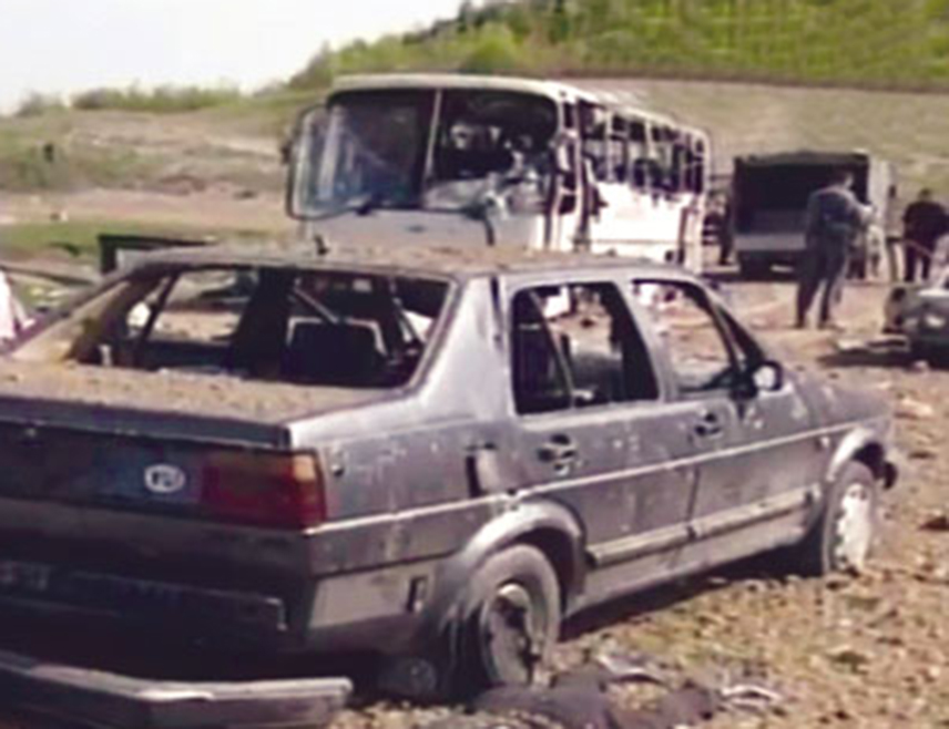 БИЈЕЉИНА, 2. МАЈА /СРНА/ - НАТО агресори су касетним бомбама 3. маја 1999. године убили 20 и ранили 43 људи у аутобусу код Савиних вода, у близини Пећи.