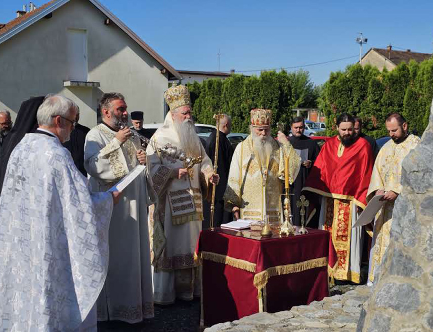 ОКУЧАНИ, 2. МАЈА /СРНА/ - Његово високопреосвештенство митрополит црногорско-приморски Јоаникије служио је данас у Храму Светог великомученика Димитрија у Окучанима помен српским жртвама протеклог рата у Западној Славонији.