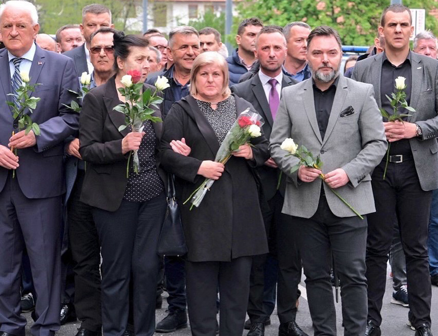 САРАЈЕВО, 2. МАЈА /СРНА/ - Злочин над невиним војницима и цивилима који су били у служби бивше ЈНА 2. и 3. маја 1992. године у сарајевској Добровољачкој улици био је злочин против мира, истакао је замјеник предсједавајуће Савјета министара Сташа Кошарац.