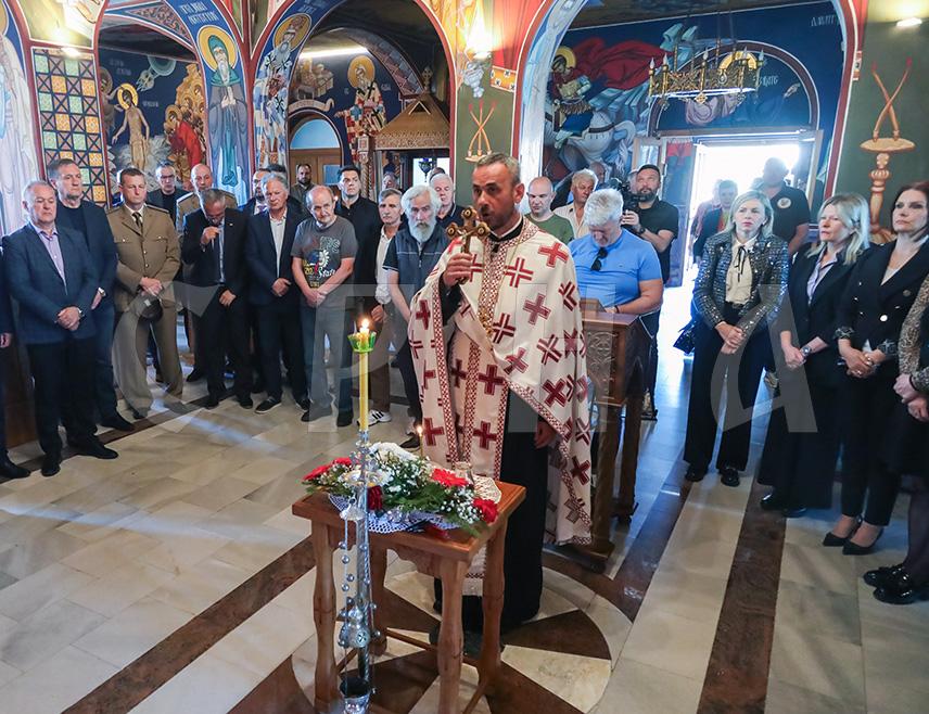 ИСТОЧНО САРАЈЕВО, 3. МАЈА /СРНА/ - Код цркве Светог великомученика Георгија у Миљевићима почело је обиљежавање 33 године од напада на колону ЈНА у Добровољачкој улици у Сарајеву у којој су паравојне муслиманске снаге извршиле злочин над војницима.