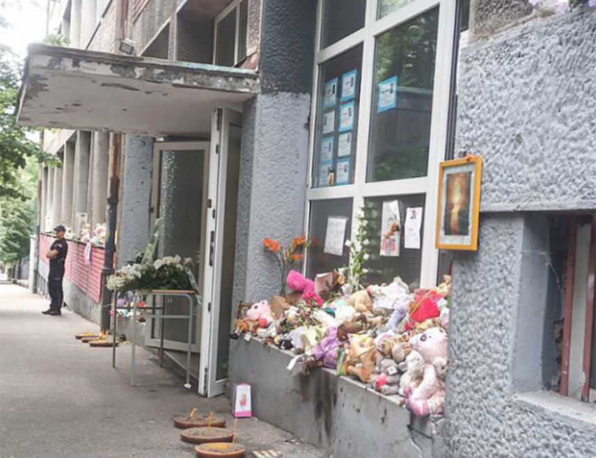 БЕОГРАД, 3. МАЈА /СРНА/ - Комеморативни програм поводом друге годишњице од масовног убиства у Основној школи "Владислав Рибникар" у Београду почео је испред ове школе, на мјесту злочина, одавањем поште жртвама масакра и минутом ћутања.