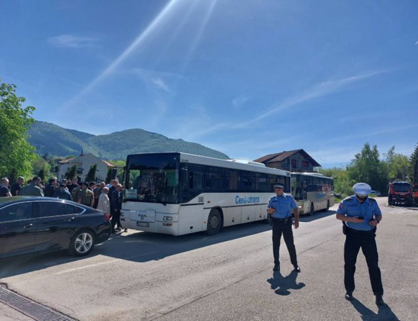 ИСТОЧНО САРАЈЕВО, 3. МАЈА /СРНА/ - Грађани из Источног Сарајева, породице убијених и преживјели злочин над припадницима ЈНА у Добровољачкој улици кренули су према Сарајеву у два аутобуса у пратњи припадника Министарства унутрашњих послова Републике Српске.