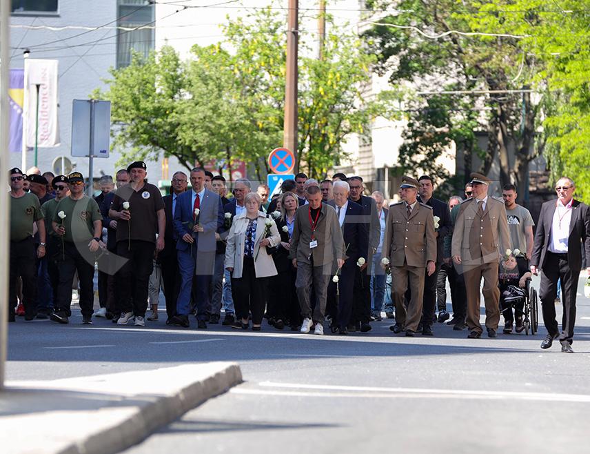 ИСТОЧНО САРАЈЕВО, 3. МАЈА /СРНА/ - Миленко Перић из Лознице, који је 1992. године био у колони ЈНА, која се повлачила из Сарајева, рекао да су имали наређење да не пуцају и да иду у мирној колони, а да су их муслиманске снаге извлачиле из возила и у њих пуцали с леђа.