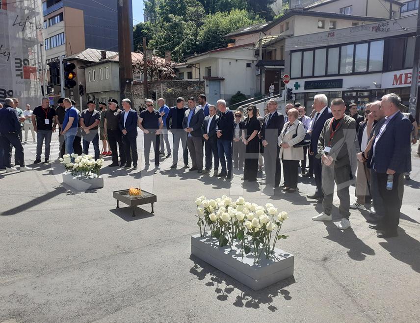 SARAJEVO, MAY 3 /SRNA/ - The convoy of Serbs has safely arrived in the former Dobrovoljačka Street and are laying white roses at the place where on this day in 1992 Muslim paramilitary forces massacred JNA members who were peacefully retreating from Sarajevo towards Lukavica.