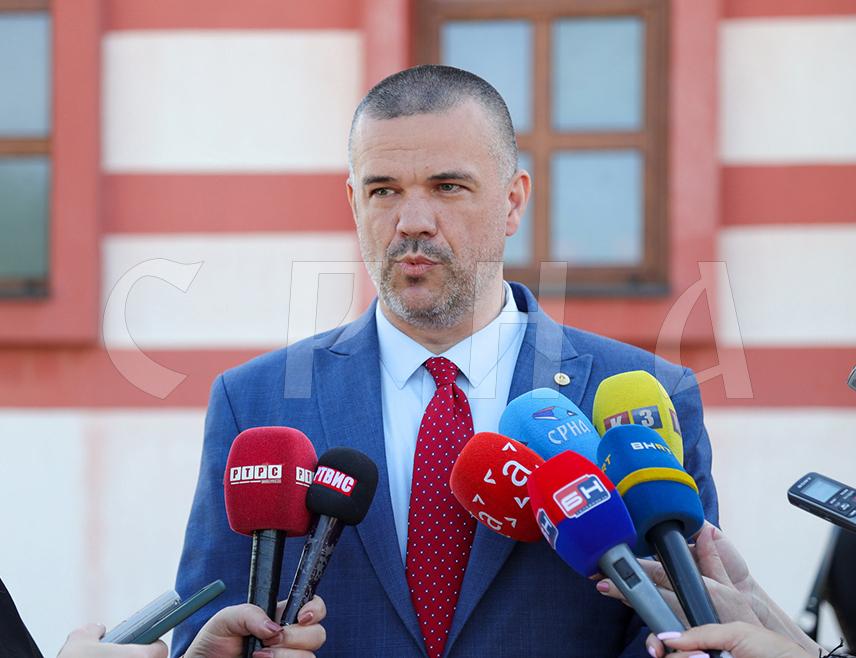 ИСТОЧНО САРАЈЕВО, 3. МАЈА /СРНА/ - Помоћник министра за борачко-инвалидску заштиту у Влади Републике Српске Небојша Видаковић рекао је да су данас, сјећањем на голобраде припаднике ЈНА убијене у Добровољачкој улици у Сарајеву, поручили да ће истрајати да кривци за злочин одговарају.