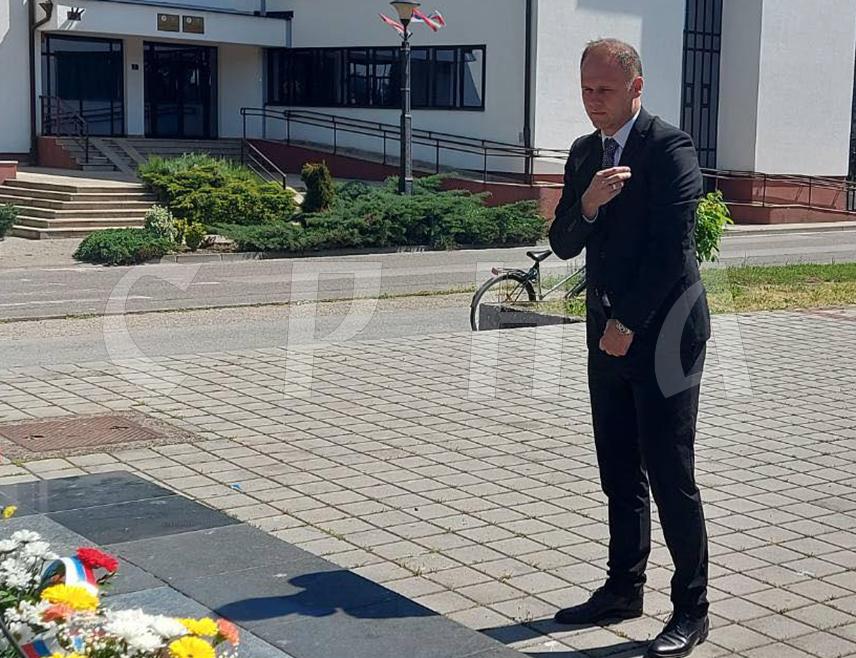 МОДРИЧА, 3. МАЈА /СРНА/– У Модричи је данас, поводом 33 године од почетка одбране општине, положено цвијеће на споменик палим борцима Војске Републике Српске, уз присуство представника локалне власти, борачких организација и грађана.