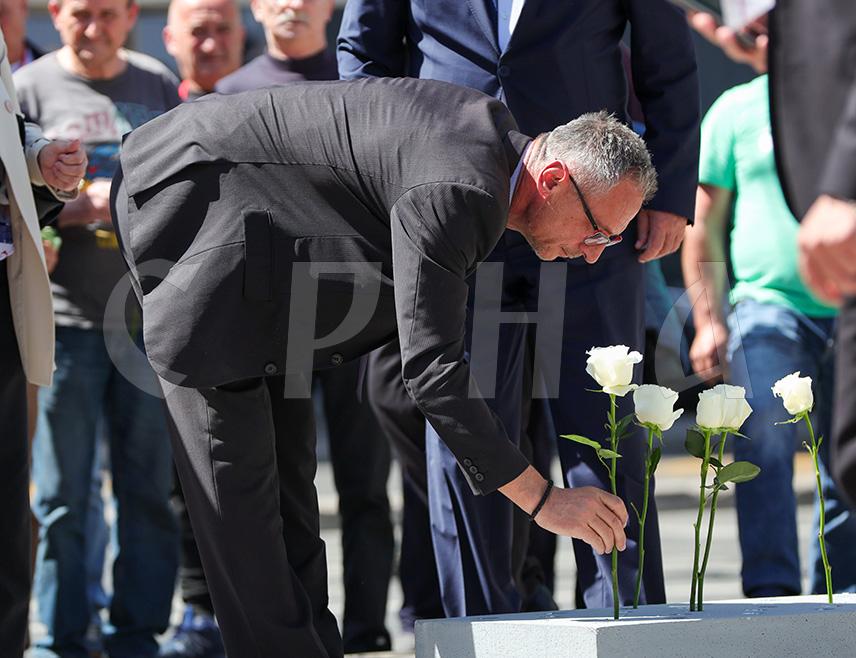 ИСТОЧНО САРАЈЕВО, 3. МАЈА /СРНА/ - Предсједник Борачке организације Републике Српске Радан Остојић указао је на жалосну чињеницу да је колону Срба који су одали почаст убијеним војницима ЈНА у Добровољачкој улици обезбјеђивала готово половина кантонално полиције, што показује да нису добродошли у федерално Сарајево.