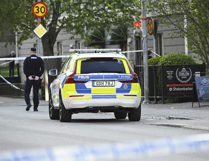 СТОКХОЛМ, 3. МАЈА /СРНА/ - Шведска полиција ухапсила је шест особа под сумњом на троструко убиство у фризерском салону у граду Упсала.