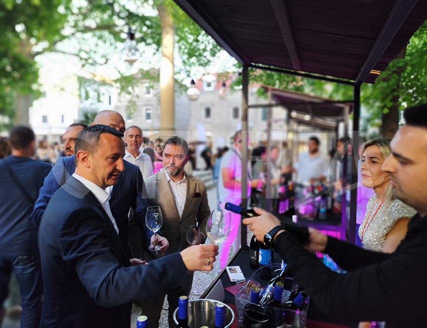 TРЕБИЊЕ, 3. МАЈА /СРНА/ - У Требињу је данас одржан Фестивал вина "Фајн вајн" који је посјетио и министар спољне трговине и економских односа у Савјету министара Сташа Кошарац и најавио да ће се радити на томе да се домаћим винарима омогуће тржишта ЕУ, али и Руске Федерације и друга.