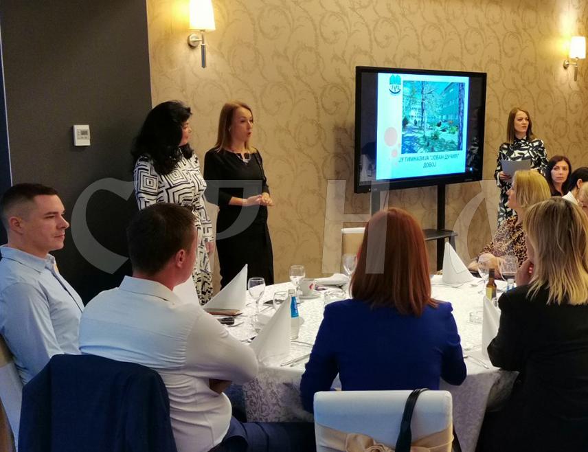 ДОБОЈ, 3. МАЈА /СРНА/ - Гимназија "Јован Дучић" у Добоју вечерас је, поводом 80 година рада, организовала окупљање бивших ученика, а присуствовао је и министар правде Републике Српске Милош Букејловић, некадашњи ђак.