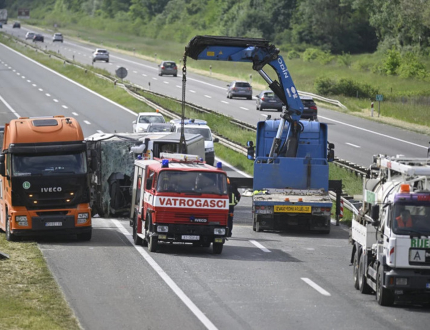 ЗАГРЕБ, 4. МАЈА /СРНА/ - Два лица су погинула у судару аутобуса и аутомобила из БиХ на ауто-путу Брегана-Липовац, 31 је повријеђено, међу њима има и малољетних, а већина су држављани БиХ, потврдила је министар здравља Хрватске Ирена Хрстић.