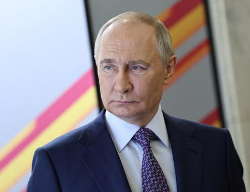 МОСКВА, 4. МАЈА /СРНА/ - Руски предсједник Владимир Путин изјавио је како Запад вијековима жели да "загризе комад Русије" јер је материјално богатство главна вриједност у западној култури.