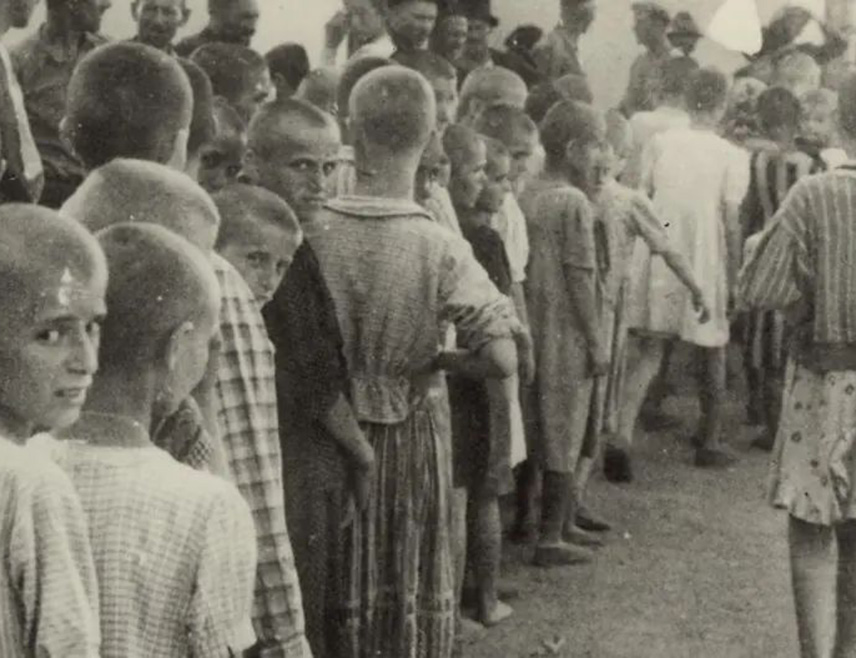 БАЊАЛУКА, 5. МАЈА /СРНА/ - У Гређанима код Окучана у Западној Славонији усташе су 8. маја 1944. године извршиле покољ 12 српских дјечака из тог села који су чували стоку у пољу, а злочини над Србима овог краја поновљени су почетком маја деведесетих година прошлог вијека у операцији Хрватске војске и полиције "Бљесак".